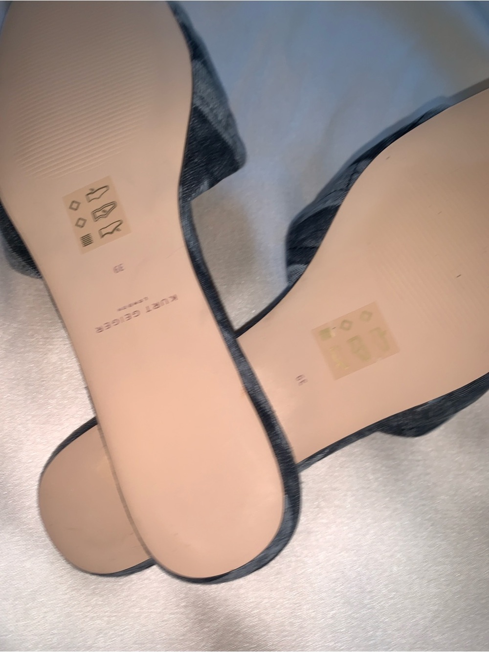 Kurt Geiger KENSING Quilted BLUE DENIM Open-Toe Slide Mules.
size 9 - Picture 5 of 8